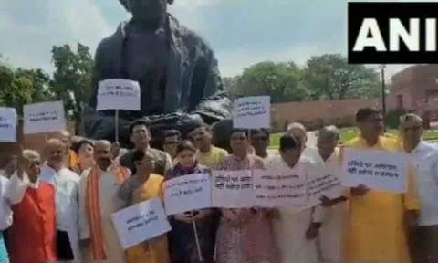 பெண்களுக்கு எதிரான குற்றங்கள்; நாடாளுமன்றத்தில் காந்தி சிலை முன் ராஜஸ்தான் பா.ஜ.க. எம்.பி.க்கள் போராட்டம்