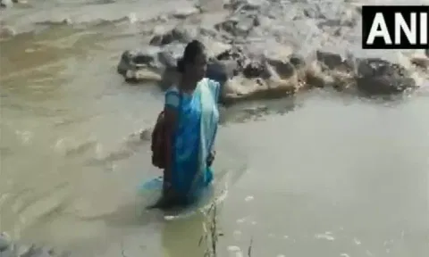 2 ஆறுகளை கடந்து சென்று கல்வி கற்பிக்கும் ஆசிரியைக்கு குவியும் பாராட்டு!