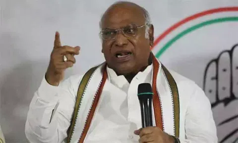 'மணிப்பூர் பற்றி எரிகிறது; பிரதமர் கிழக்கிந்திய கம்பெனி பற்றி பேசிக்கொண்டிருக்கிறார்' - மல்லிகார்ஜுன் கார்கே