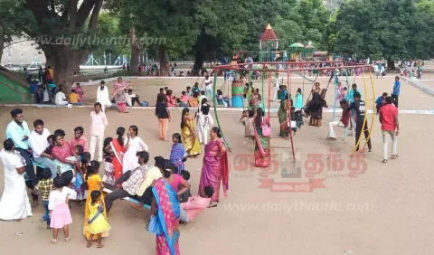 வார விடுமுறையையொட்டிமேட்டூரில் குவிந்த சுற்றுலா பயணிகள்