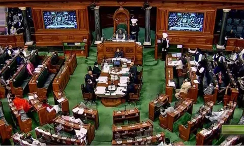 எதிர்க்கட்சிகள் அமளி: மக்களவை 12 மணி வரை ஒத்திவைப்பு