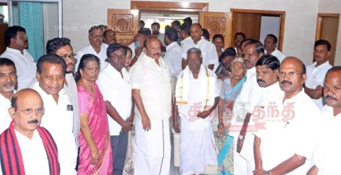 தி.மு.க. மூத்த நிர்வாகிகளுக்கு பொற்கிழி அமைச்சர் எம்.ஆர்.கே.பன்னீர்செல்வம் வழங்கினார்
