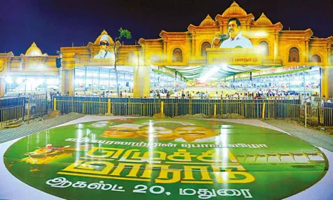 மதுரை அ.தி.மு.க. மாநில மாநாட்டுக்கு தொண்டர்கள் குவிந்தனர்