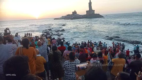 கன்னியாகுமரியில் குவிந்த சுற்றுலா பயணிகள்