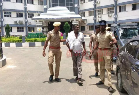 ரெயில் நிலையம் என நினைத்து கலெக்டர் அலுவலகத்தில் நுழைந்த நபர்