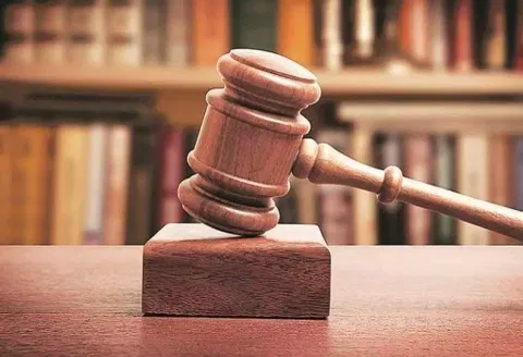 மதுரை கோர்ட்டில் இருந்து மு.க.அழகிரி மனுவை சென்னை ஐகோர்ட்டுக்கு மாற்ற வேண்டும்: நீதிபதி உத்தரவு