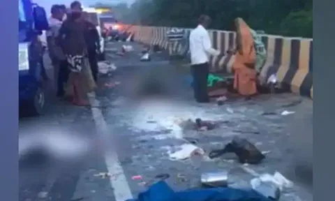 தேசிய நெடுஞ்சாலையில் பழுதாகி நின்ற பஸ் மீது லாரி மோதி விபத்து - 11 பேர் பலி