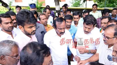 பெருந்துறை செட்டித்தோப்பு பகுதியில் சாலையில் தேங்கிய வெள்ளம்; அமைச்சர் முத்துசாமி ஆய்வு