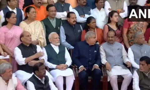 நாடாளுமன்ற எம்.பிக்களுடன் 'குழு புகைப்படம்' எடுத்த பிரதமர் மோடி