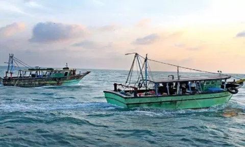 கச்சத்தீவு அருகே தமிழக மீனவர்கள் மீண்டும் விரட்டியடிப்பு - இலங்கை கடற்படை அட்டூழியம்