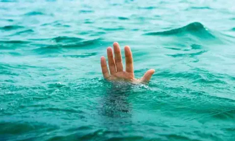 பழவேற்காடு ஏரியில் படகில் இருந்து தவறி விழுந்த இறால் பண்ணை உரிமையாளர் சாவு