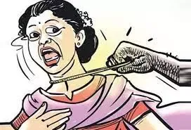 ஓய்வு பெற்ற ஆசிரியையிடம் 7 பவுன் தாலி சங்கிலி பறிப்பு