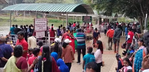 தொடர் விடுமுறையையொட்டிஏற்காட்டில் குவிந்த சுற்றுலா பயணிகள்படகு சவாரி செய்து உற்சாகம்