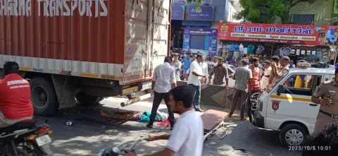 கன்டெய்னர் லாரி மோதி வாலிபர் பலி