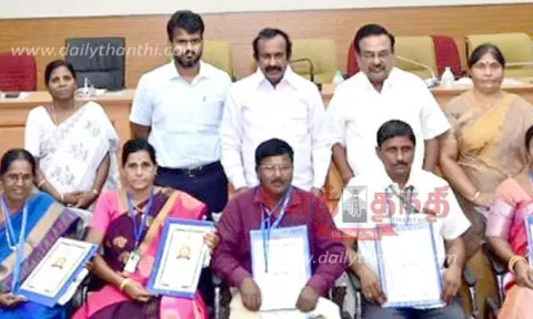 அரசு பள்ளிக்கூடங்களில் 100 சதவீதம் தேர்ச்சி வழங்கிய ஆசிரியர்களுக்கு கேடயம்; அமைச்சர் முத்துசாமி வழங்கினார்