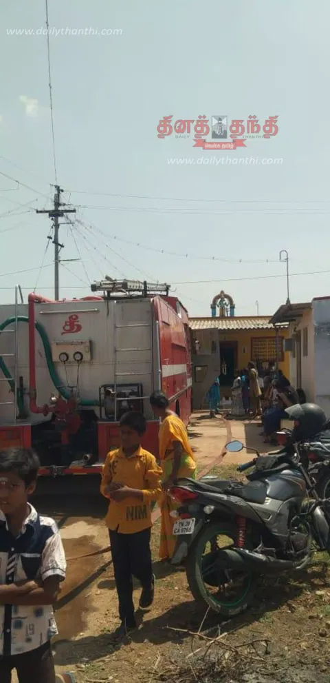 நம்பியூர் அருகே கீற்று கொட்டகை தீப்பிடித்து எரிந்தது