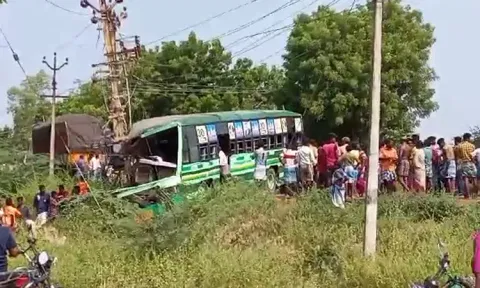 அரியலூர்: அரசுப்பேருந்து - லாரி மோதி விபத்து - 30-க்கும் மேற்பட்டோர் காயம்