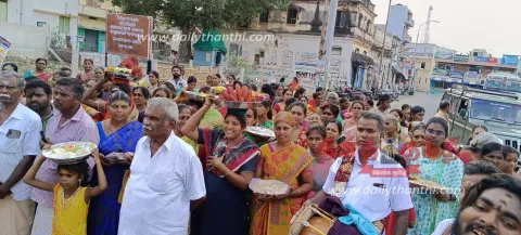 சென்னிமலை அருகே பெருமாள் கோவிலுக்கு சீர்வரிசை பொருட்களுடன் பக்தர்கள் ஊர்வலம்