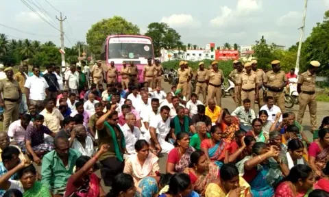 கழிவுநீர் கலப்பதை கண்டித்து பொதுமக்கள் மறியல்