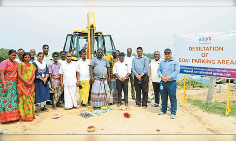 சாத்தங்குப்பம், திருமலைநகரில் படகுகள் நிறுத்தும் பகுதிகளில் தூர்வாரும் பணி - அதானி காட்டுப்பள்ளி துறைமுகம் நடத்தியது