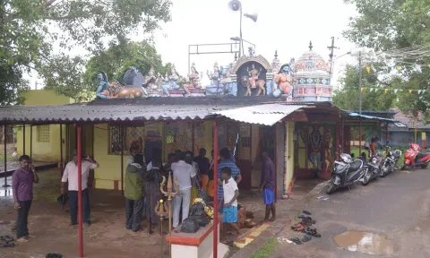நவராத்திரி பூஜையில் அம்மனுக்கு அணிவித்த நகைகள் திருட்டு
