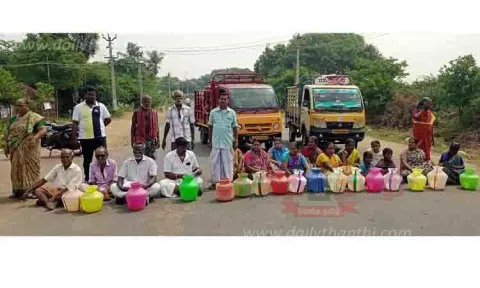காலிக்குடங்களுடன் பொதுமக்கள் மறியல்