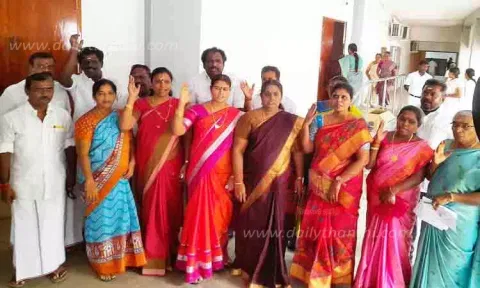 மாநகராட்சி கூட்டத்தில் கமிஷனர் இடமாற்றத்தை கண்டித்து அ.தி.மு.க. கவுன்சிலர்கள் வெளிநடப்பு