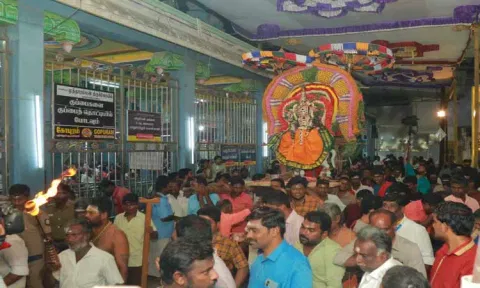 குலசை தசரா திருவிழா 5-ம் நாள் நிகழ்ச்சியில் நவநீதகிருஷ்ணர் கோலத்தில் முத்தாரம்மன் வீதி உலா