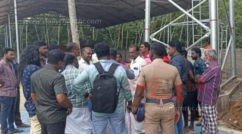 செல்போன் கோபுர பணியை தடுத்து நிறுத்திய பொதுமக்கள்