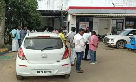 பெட்ரோல் விற்பனை நிலையத்தை இந்து முன்னணியினர் முற்றுகை
