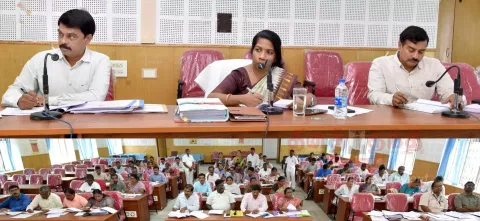 கிருஷ்ணகிரியில் திட்டப்பணிகள் குறித்த ஆய்வு கூட்டம் கலெக்டர் தலைமையில் நடந்தது