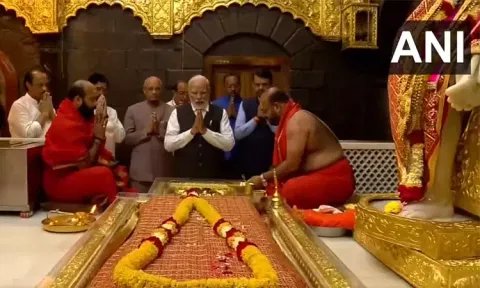 ஷீரடி சாய்பாபா கோவிலில் பிரதமர் மோடி வழிபாடு