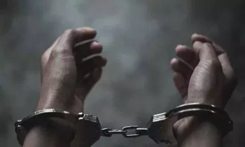 பெண் நிருபரை தாக்கி, தகாத முறையில் நடந்த பட தயாரிப்பாளர்
