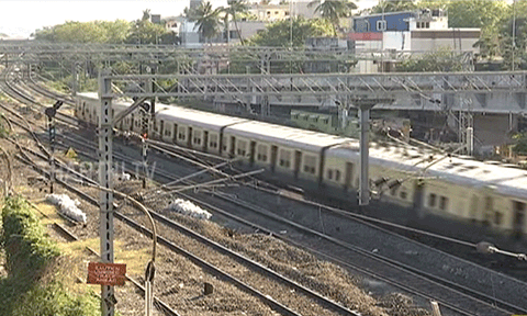 ஓடும் ரெயிலில் பெண் முன் அமர்ந்து மோசமான செயலில் ஈடுபட்ட காவலர்: வீடியோ எடுத்ததும் ஓட்டம்