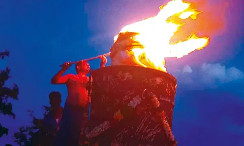 மதுரையில் 1,400 அடி உயரத்தில் ஏற்றப்பட்ட மகா தீபம்... திரளான பக்தர்கள் சாமி தரிசனம்...!