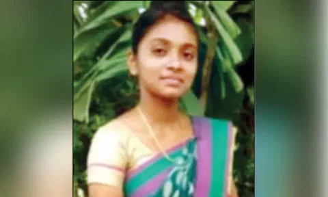 செல்போனில் கேம் விளையாடியதை கண்டித்த தாய்: மனமுடைந்த கல்லூரி மாணவி விஷம் குடித்து தற்கொலை..!