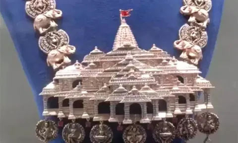 சூரத்தில் ராமர் கோவில் வடிவிலான வைர நெக்லஸ்