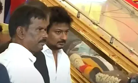 விஜயகாந்த் உடலுக்கு அமைச்சர் உதயநிதி நேரில் அஞ்சலி... இறுதி ஊர்வலம் குறித்து அதிகாரிகளுடன் ஆலோசனை
