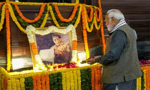 நேதாஜி சுபாஷ் சந்திரபோஸ் பிறந்தநாள்... மலர் தூவி மரியாதை செலுத்திய பிரதமர் மோடி