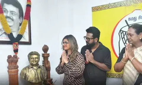 விஜயகாந்த் உருவ படத்திற்கு மரியாதை செலுத்திய நடிகை ரம்பா