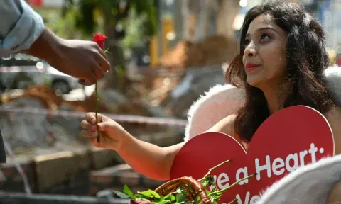 காதலர் தினத்தில் உச்சம் தொட்ட ரோஜா பூக்கள் விலை