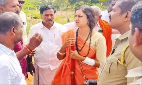 அயோத்தியில் இருந்து ராமேஸ்வரம் வந்த வடமாநில பெண் துறவியின் கார் உடைப்பு