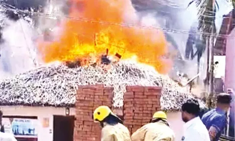 பட்டாசு வெடித்து குடிசை வீடு எரிந்த விவகாரம்: பா.ஜ.க.வினர் மீது வழக்குப்பதிவு