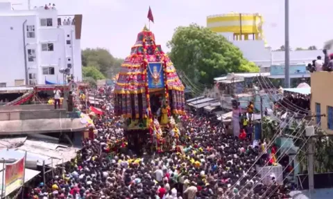 சமயபுரம் மாரியம்மன் கோவிலில் சித்திரை தேரோட்டம் கோலாகலம்: ஓம் சக்தி.. பராசக்தி என கோஷம்