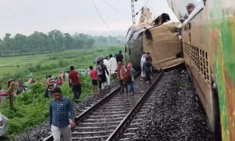 மே.வங்க ரெயில் விபத்து: சிக்னலில் நிற்காமல் வந்த சரக்கு ரெயில் - பரபரப்பு தகவல்
