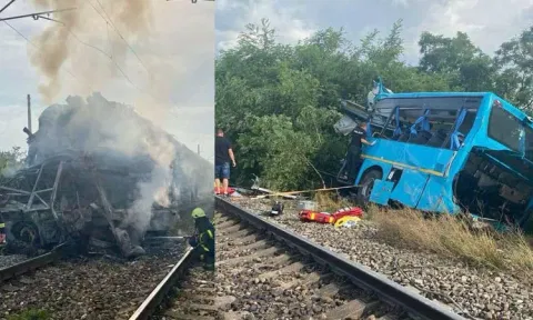 பஸ் மீது ரெயில் மோதி விபத்து - 5 பேர் பலி