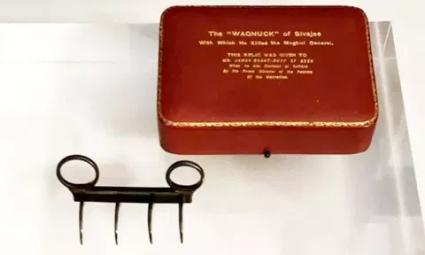 சத்ரபதி சிவாஜி பயன்படுத்திய புலி நகம் இங்கிலாந்தில் இருந்து இந்தியா வருகை