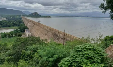 மேட்டூர் அணை நீர்மட்டம்: 11 மாவட்ட கலெக்டர்களுக்கு வெள்ள அபாய சுற்றறிக்கை