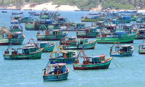 இலங்கை கடற்படையை கண்டித்து காலவரையற்ற வேலை நிறுத்தம்: ராமேசுவரம் மீனவர்கள் முடிவு