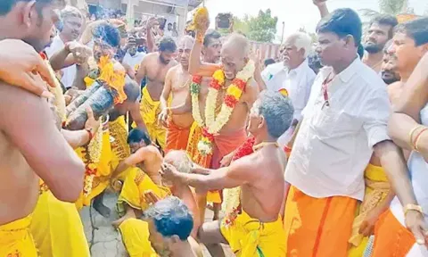 தலையில் தேங்காய் உடைத்து நேர்த்திக்கடன் செலுத்திய பக்தர்கள்